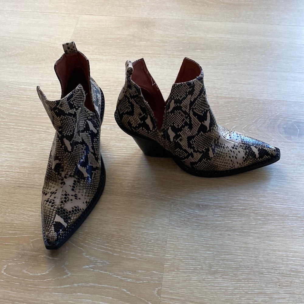Jeffrey Cambell Free People booties!
